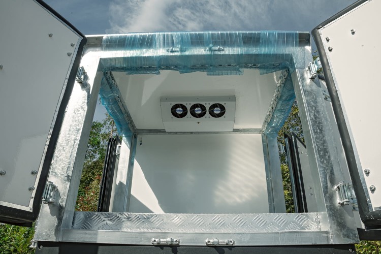 Pojazd-chłodniczy-wolnobieżny-o-napędzie-elektrycznym-LGEV102LC-09.JPG